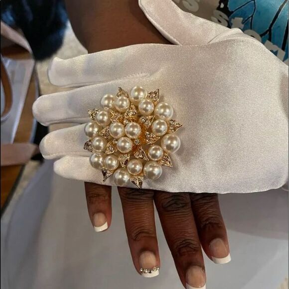 Glamorous Luke Faux Pearl & Diamond Flower Gold Cluster Cocktail Ring - Picture 6 of 10